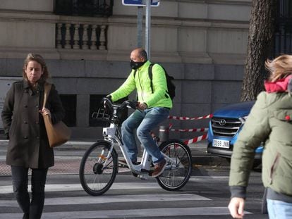 Un ciclista en Madrid.