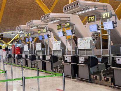 Vista de los mostradores para facturar en la terminal T4 del aeropuerto Adolfo Suárez de Madrid, gestionado por Aena.