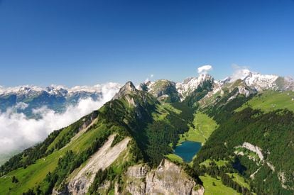 Podría ser difícil encontrar un lugar mejor desde el que ver seis países. Desde el Säntis, la cima más alta del este de Suiza, a 2.500 metros, se disfruta en días claros de vistas sobre Suiza, Alemania, Austria, Liechtenstein, Francia e Italia. Y hay más récords: sobre el Säntis se han registrado la mayor cota de nieve y la mayor frecuencia de caída de rayos de Suiza (con mal tiempo, mejor visitar la quesería que hay abajo, en el valle).