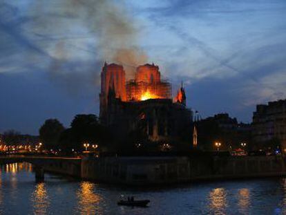 El Gobierno dice que el incendio  no es criminal  y que se desconoce  cómo resistirá la estructura  del templo. La Fiscalía de París ha abierto una investigación por destrucción involuntaria