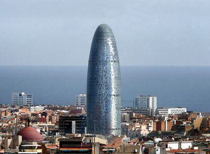 Torre Agbar de Barcelona, diseñada por Jean Nouvel.