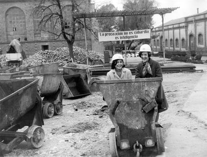 Enero de 2014. La Agencia Efe celebra su 75º aniversario con una exposición de 75 fotografías entre las que figura una imagen en la que aparecen dos mujeres con casco junto a una vagoneta cargada de cinabrio. Son Esperanza Galván y Julia Dorado, las dos primeras mujeres ingenieras de minas de España, posando en las minas de Almadén, en la provincia de Ciudad Real, que forma parte del patrimonio mundial del mercurio junto con las de Idria, en Eslovenia. El sitio español, inscrito en 2012, incluye un castillo (el de Retamar), edificios religiosos y pozos tradicionales.