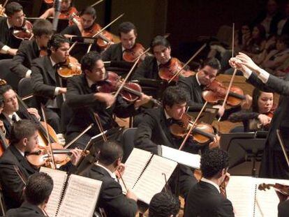 El director de orquesta Gustavo Dudamel en plena interpretaci&oacute;n.