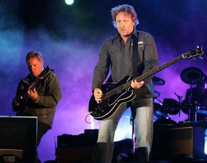 Los componentes del grupo británico New Order, Peter Hook (d) y Bernard Summer, durante su actuación esta noche en la primera edición del Festival Summercase, en Boadilla del Monte (Madrid).
