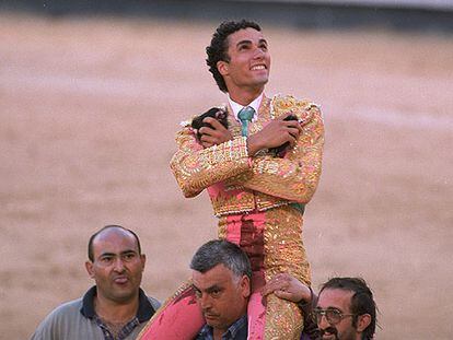 Matías Tejela da la vuelta al ruedo antes de salir a hombros por la puerta grande de la plaza de Las Ventas tras cortar dos orejas a un toro de El Ventorrillo en la Feria de San Isidro del año pasado.