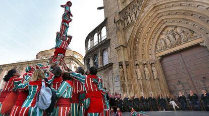 Una de las torres de la Muixeranga de Algemes&iacute; durante el acto ante la catedral de Valencia.