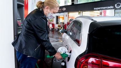 Una mujer reposta su vehículo en una gasolinera de Madrid.