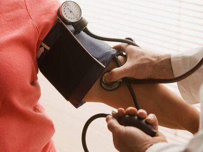 Un médico toma la tesión, en una imagen de archivo.