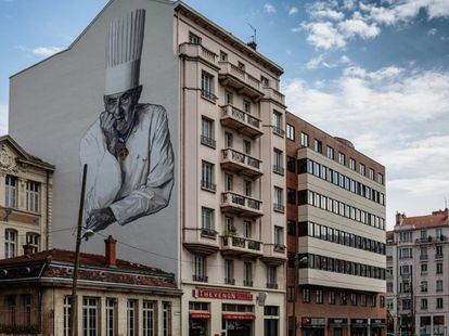 Una pintura en un edificio de Lyon recuerda a Paul Bocuse, su chef más celebrado. El grafiti está situado justo enfrente del mercado gastrónomico Les Halles de Lyon-Paul Bocuse, en el barrio de La Part-Dieu.