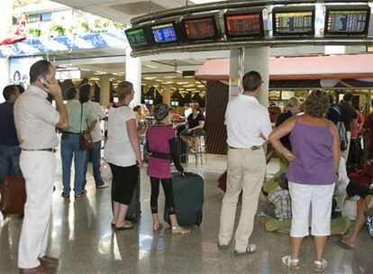 Los pasajeros esperan debido a los retrasos causados por el cierre del aeropuerto.