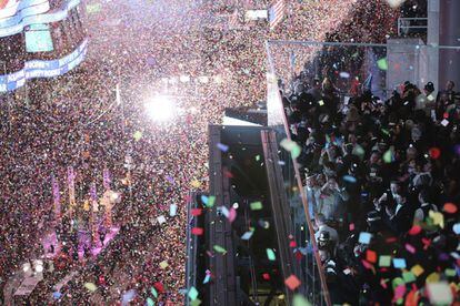 Miles de personas celebran en Times Square de Nueva York la llegada del Año Nuevo.