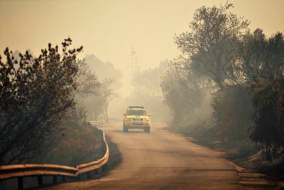 Desde enero se han quemado casi 140.000 hectáreas, casi siete veces más que la media histórica. En la imagen, un vehículo del servicio de emergencias en la zona de Manresa.