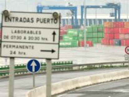 Contenedores apilados en el puerto de Bilbao.