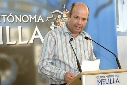 El portavoz del Gobierno de Melilla, Daniel Conesa, durante una rueda de prensa en 2007