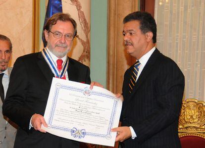 Juan Luis Cebrián, tras recibir la Orden del Mérito Duarte, Sánchez y Mella en Grado de Comendador de manos del presidente de República Dominicana, Leonel Fernández