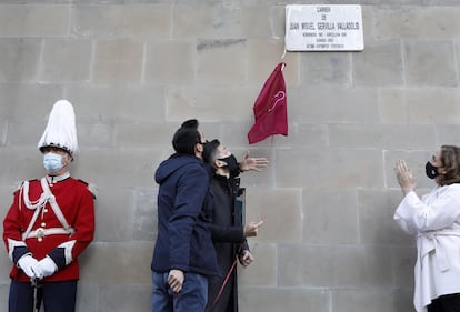 Los hijos de Juan Miguel Gervilla descubren la placa de la nueva calle en el barrio de Les Corts, dedicada al agente de la Guardia Urbana asesinado por ETA.