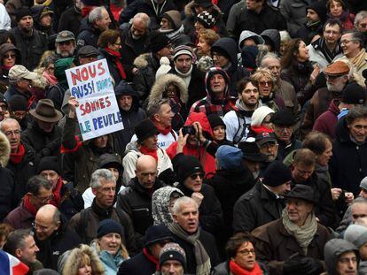 Miles de ‘pañuelos rojos’ marchan en París en defensa de las instituciones
