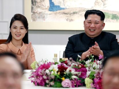 La primera dama de Corea del Norte, Ri Sol-ju y el líder Kim Jong-un, en Panmunjom, Corea del Sur, en abril de 2018.