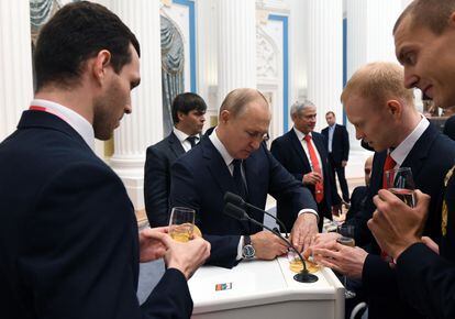 Putin, durante una ceremonia con deportistas paralímpicos en el Kremlin de Moscú, este lunes.