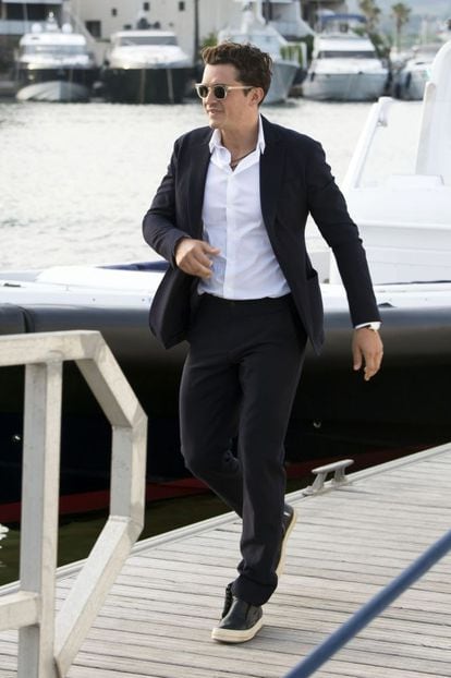 Orlando Bloom sin corbata y en deportivas, llegó solo a la gala benéfica de la fundación de Leonardo DiCaprio