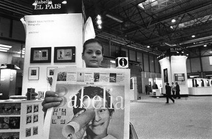 Stand de Babelia en la Feria de Arte Contemporáneo ARCO 1997. Se presentó la obra de la estadounidense Terry Braunstein, que desarrollaba el concepto del fotomontaje traidicional combinándolo en la práctica con el uso de nuevas técnicas. Su obra sirve de contrapunto a la revolución digital