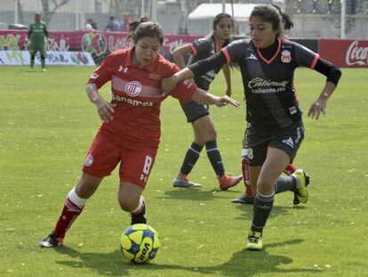 Dos futbolistas de Toluca y de Monarcas Morelia durante la copa