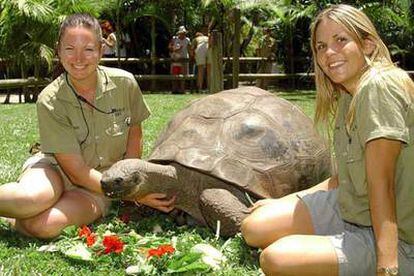Fotografía tomada en noviembre de 2003, de dos empleadas del Zoo de Australia con Harriet.