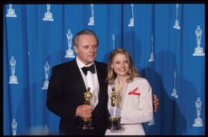 Anthony Hopkins y Jodie Foster sujetan los Oscar que cada uno ganó por su papel en 'El silencio de los corderos' en 1992.