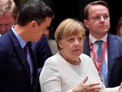 El presidente del Gobierno, Pedro Sánchez, junto a la canciller alemana Angela Merkel en Bruselas.