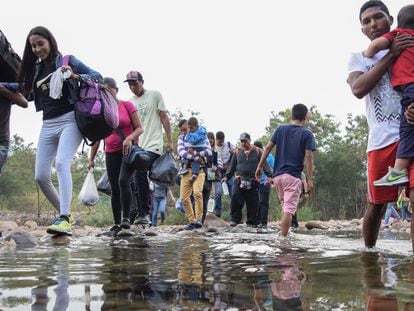Migrantes venezolanos cruzan la frontera entre Venezuela y Colombia por el paso de La Pampa, cerca de Cúcuta, el 2 de marzo de 2019.