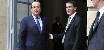 El presidente franc&eacute;s, Fran&ccedil;ois Hollande (izq), este lunes junto al primer ministro, Manuel Valls.