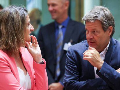 La ministra española de Transición Ecológica, Teresa Ribera, con el viceconsejor alemán y ministro de Asuntos Económicos y Acción sobre el clima, Robert Habeck, durante una reunión extraordinaria de ministros de Energía en Bruselas.