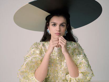 Amaia lleva vestido de Cecile Bahnsen, sombrero de Eli Urpi y pendientes de Julieta Álvarez.