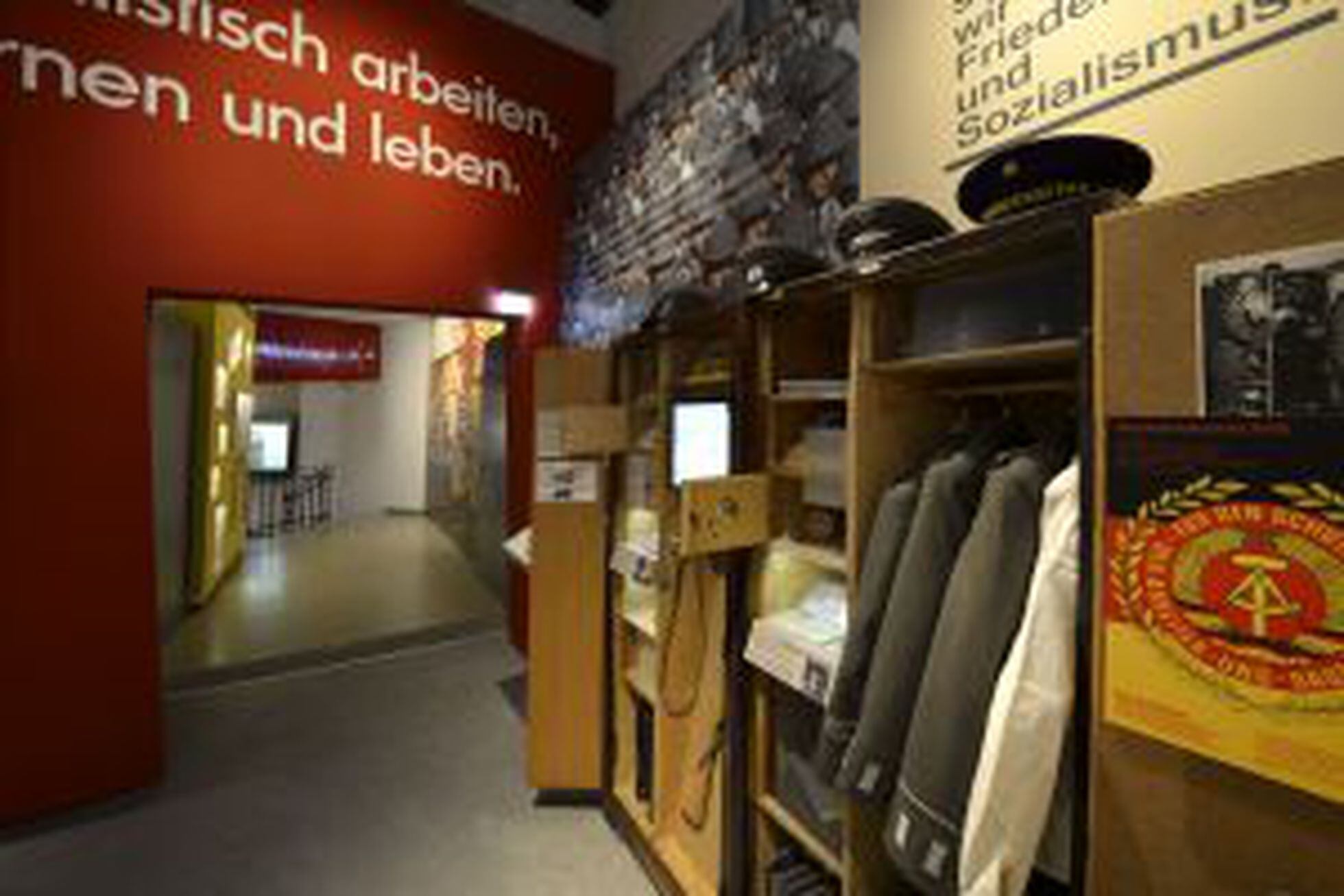 Berlín abre un museo público sobre la vida cotidiana en la RDA ...