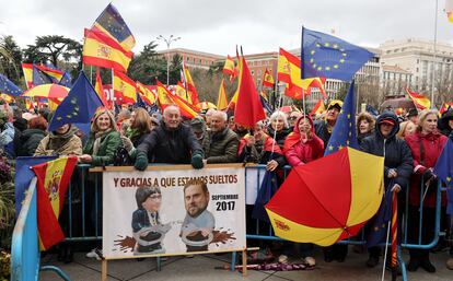Un manifestante sostiene una imagen de Carles Puigdemont y Oriol Junqueras, durante la concentración de este sábado en la plaza de Cibeles.