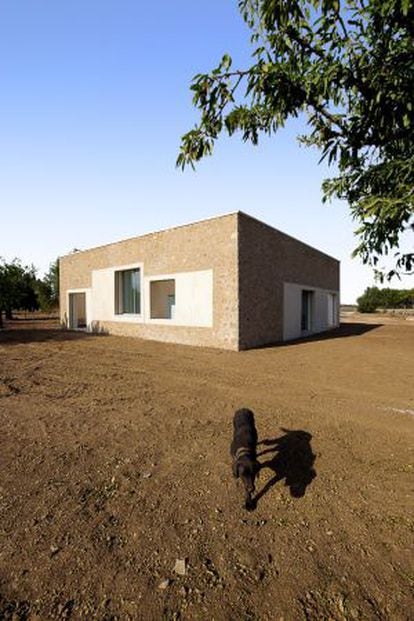 Dos vistas de la casa levantada por TEd’A Arquitectes en Sa Pobla.