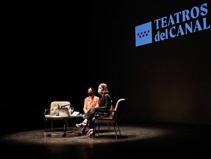 La directora artística de los Teatros del Canal, Blanca Li (izquierda), y la consejera de Cultura, Marta Rivera de la Cruz, en la presentación de la temporada 2021-2022.