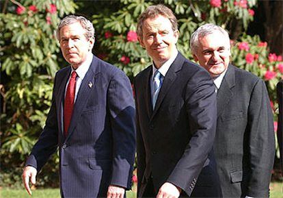 George W. Bush (izquierda), Tony Blair (centro) y Bertie Ahern, ayer en Belfast.