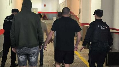 La Policía detiene este martes a cuatro turistas italianos tras una denuncia por agresión sexual a una mujer en un apartahotel de la ciudad de Palma (Mallorca).
