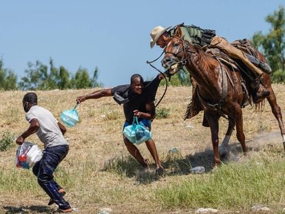 Un agente de la Patrulla Fronteriza de los Estados Unidos a caballo intenta evitar que un migrante haitiano ingrese a un campamento a orillas del Río Grande cerca del Puente Internacional Acuña del Río en Del Río, Texas, el 19 de septiembre de 2021.