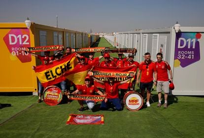 Aficionados españoles posan en los barracones a las afueras de la capital de Qatar. 