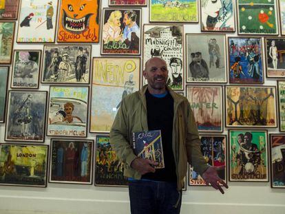El artista Peter Doig posa ante un mural de carteles pertenecientes a la exposici&oacute;n &#039;Studiofilmclub&#039; del Centro de Arte Contempor&aacute;neo de M&aacute;laga.