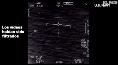 Objeto avistado por pilotos de la Armada, en una captura de un vídeo desclasificado por EE UU en abril. <a href="https://elpais.com/ciencia/2021-06-04/un-informe-de-inteligencia-de-ee-uu-no-descarta-la-existencia-de-objetos-voladores-extraterrestres-pero-tampoco-los-confirma.html">Aquí puede verse el vídeo</a>.
