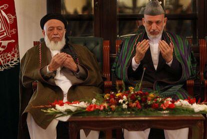 Karzai (derecha), junto a Rabbani, en una reunión del Alto Consejo para la Paz en Kabul, en octubre de 2010.
