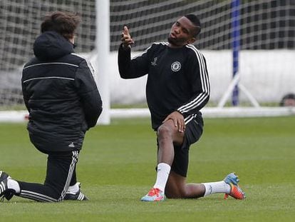 Eto'o charla con Rui Faria en el entrenamiento de este lunes.