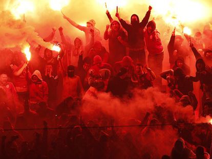 Aficionados del Galatasaray celebran un gol de su equipo durante el derbi de la Superliga de Turquía ante el Fenerbahce. Foto: REUTERS/ Vídeo: ATLAS