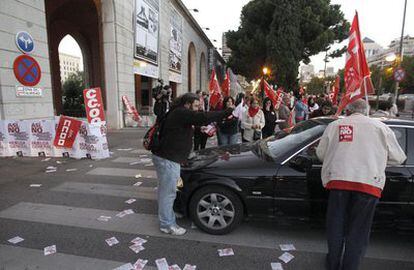 Miembros de un piquete sindical tratan de convencer a un trabajador para que no acceda a su peusto de trabajo en la zona de Nuevos Ministerios de Madrid.