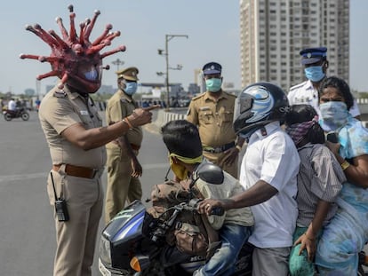 Un policía de Chennai, en el este de la India, con un casco decorado como un coronavirus.