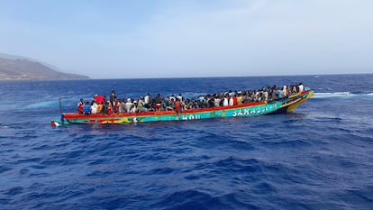 The cayuco in which the migrants traveled.