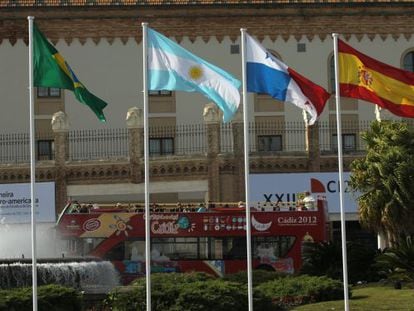 Un bus aparca frente a una de las sedes de la Cumbre Iberoamericana, en C&aacute;diz.